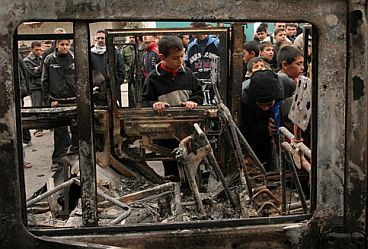 gaza-burnt-car-483.jpg