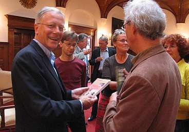 Jacob neemt boeken in ontvangst