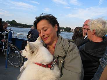 Kim met Kees de hond op de pont