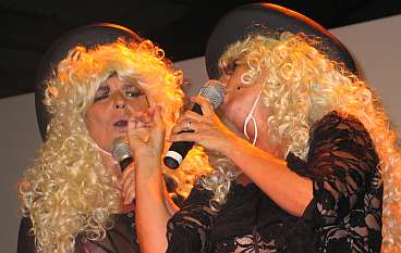 twee Dolly Partons