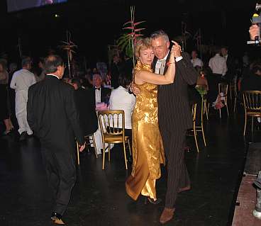Helma en Jan dansen de tango